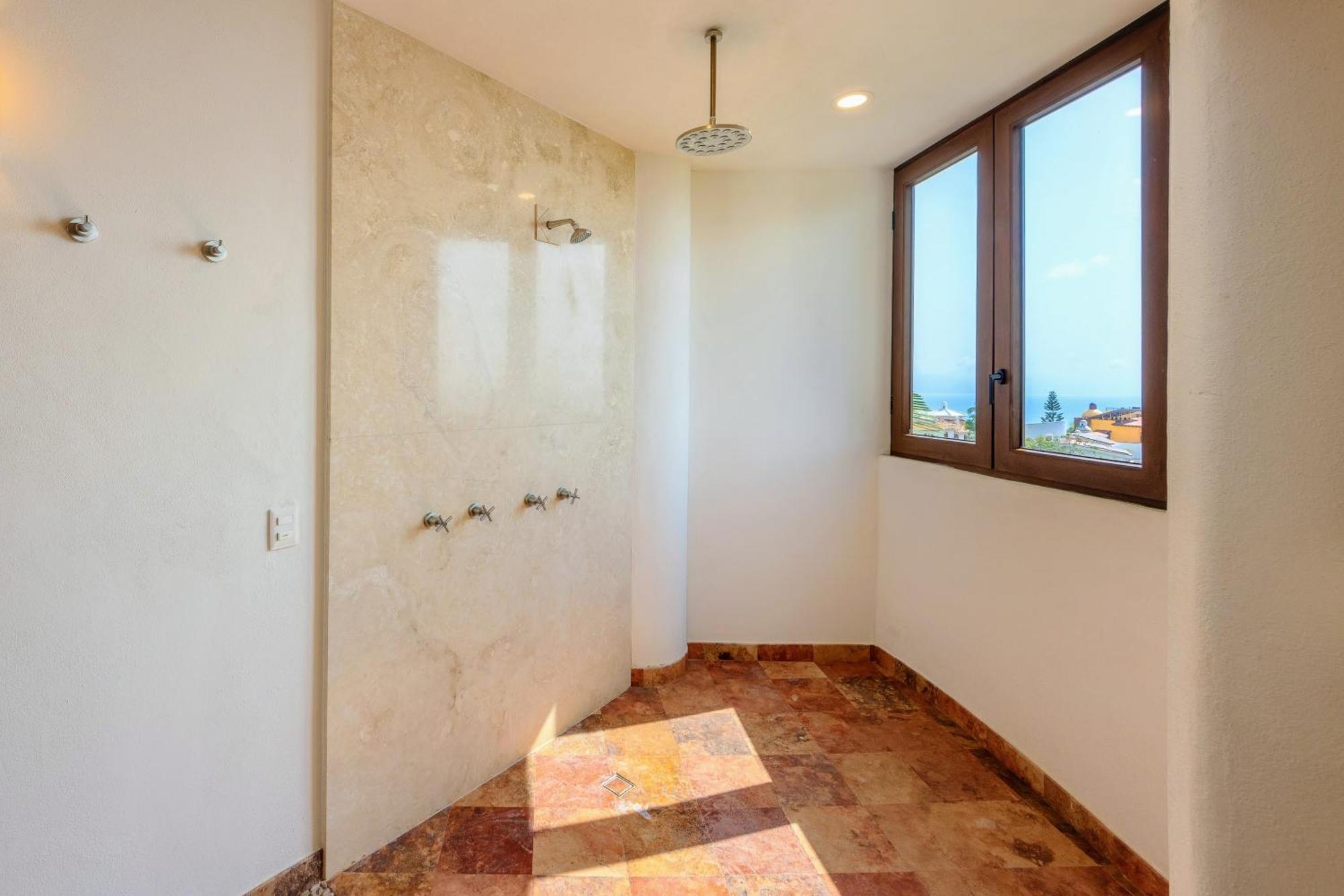 Deluxe Suite Spa Bath